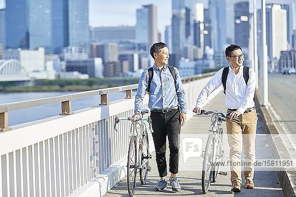Ältere japanische Männer mit Fahrrädern in der Innenstadt von Osaka  Japan