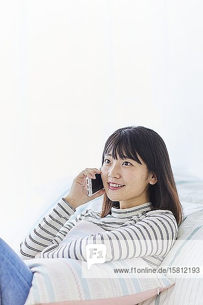 Junge japanische Frau in ihrem Haus