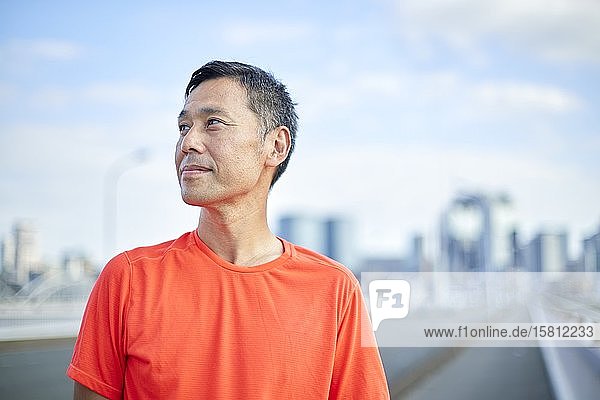Älterer japanischer Mann läuft in der Innenstadt von Osaka  Japan