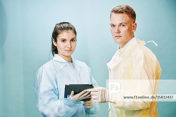 Zwei junge Ärzte mit Tablet PC