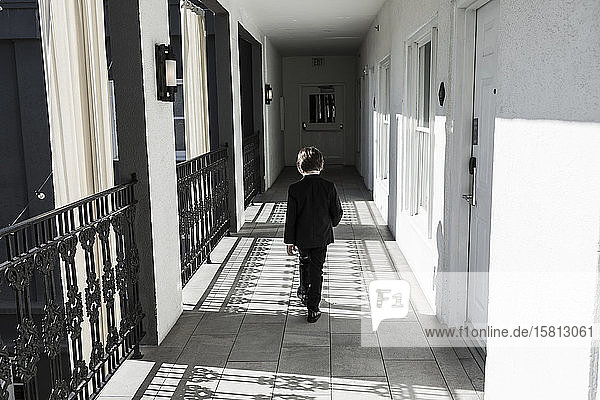 Ein sechsjähriger Junge geht den Korridor entlang