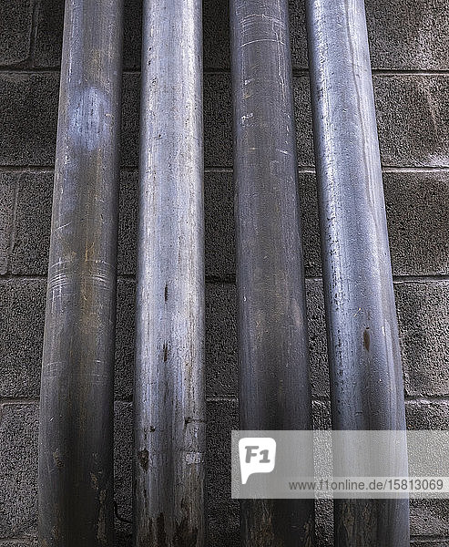 Metallrohrleitungen gegen Gebäudewand