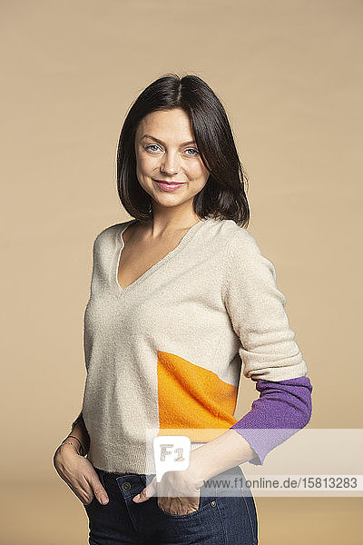 Porträt selbstbewusste Frau im Pullover