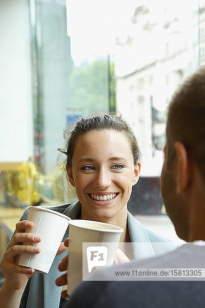Pärchen genießt Kaffee im Caféfenster