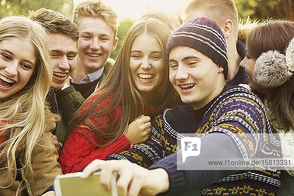 Glückliche Freunde im Teenageralter machen ein Selfie mit ihrem Smartphone