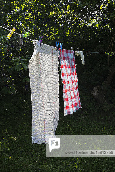 Handtücher trocknen auf der sonnigen Wäscheleine im Hinterhof