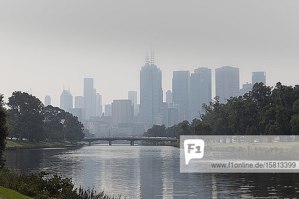 Buschfeuerdunst über der Stadt Melbourne und dem Yarra River  Victoria  Australien