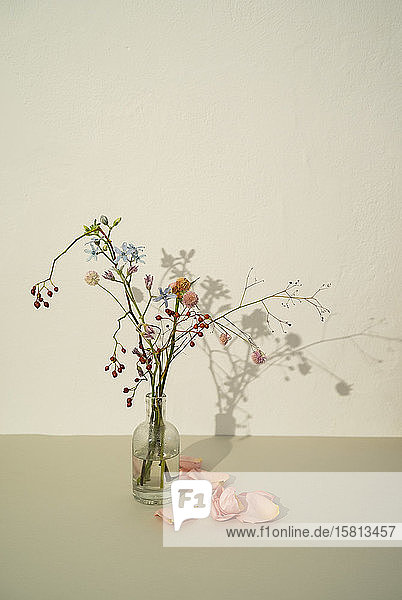 Verwelkendes Blumenarrangement in Vase