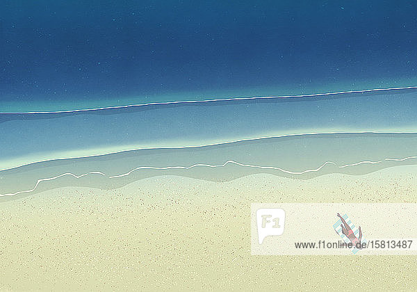 Luftaufnahme Frau Sonnenbaden auf sonnigen Ozean Strand
