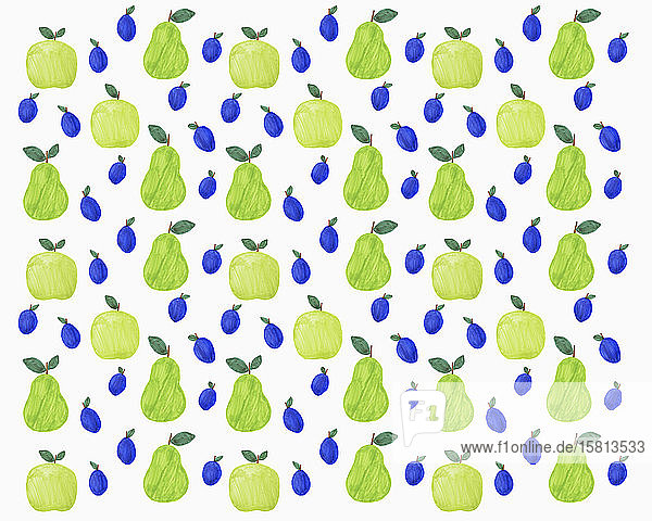 Muster aus grünen und blauen Herbstfrüchten auf weißem Hintergrund