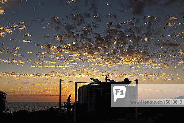Wolken im dramatischen Sonnenuntergang Himmel über silhouetted Strand Hütte  Adelaide  Australien