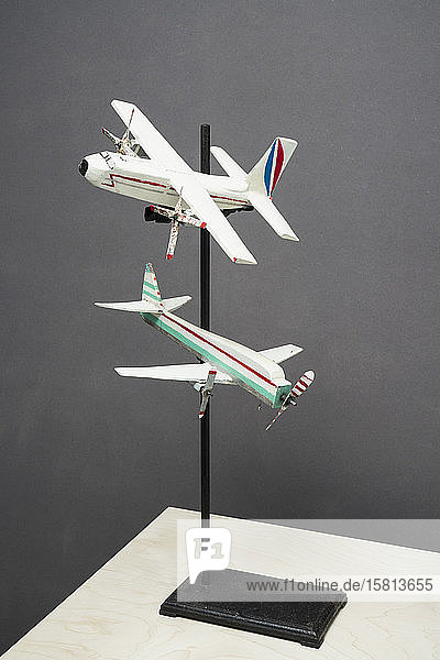 Modellflugzeuge auf einem Ausstellungspodest