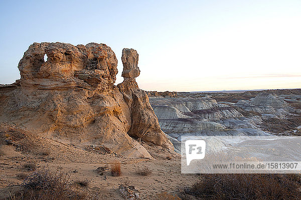 Sandsteinskulpturen in der Bisti/De-Na-Zin-Wildnis in der Abenddämmerung  New Mexico  Vereinigte Staaten von Amerika  Nordamerika