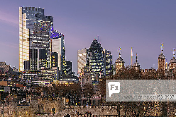 Skyline der Londoner City mit dem Tower of London  dem Gherkin  dem Scalpel und Twenty Two Bishopsgate  dem höchsten Gebäude der City  London  England  Vereinigtes Königreich  Europa