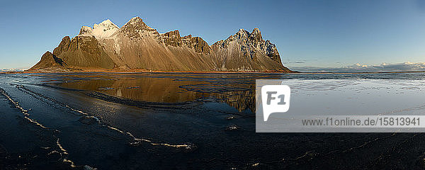 Berg Vestrahorn mit Spiegelung  Island  Polarregionen
