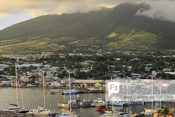 Basseterre  Sonnenuntergang  Blick von oben  St. Kitts  St. Kitts und Nevis  Inseln unter dem Winde  Westindien  Karibik  Mittelamerika