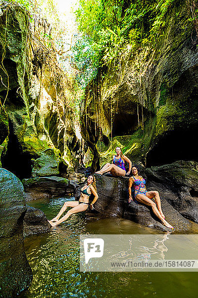 Frauen posieren für ein Foto am Beji Guwang Hidden Canyon  Bali  Indonesien  Südostasien  Asien