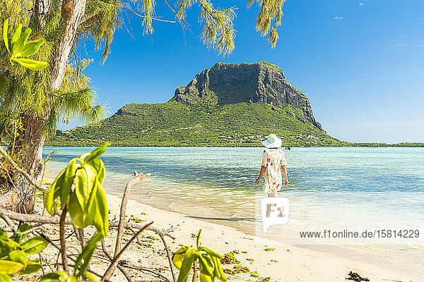 Frau geht am tropischen Sandstrand spazieren  Ile aux Benitiers  La Gaulette  Le Morne  Black River  Mauritius  Indischer Ozean  Afrika