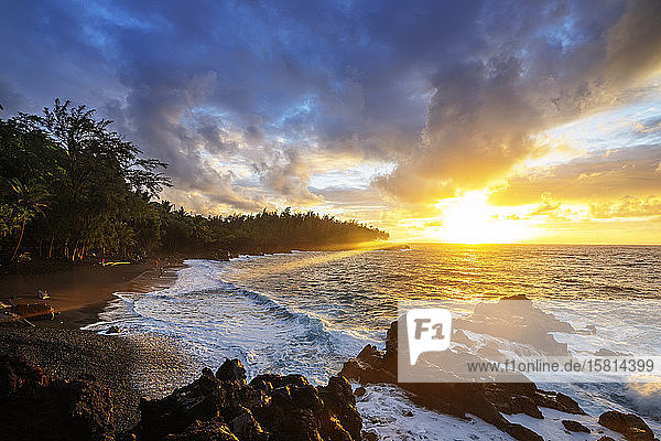 Sonnenaufgang am Kehena Beach  Big Island  Hawaii  Vereinigte Staaten von Amerika  Nordamerika