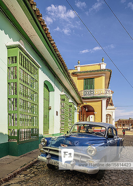 Oldtimer auf der gepflasterten Straße von Trinidad  Provinz Sancti Spiritus  Kuba  Westindien  Karibik  Mittelamerika
