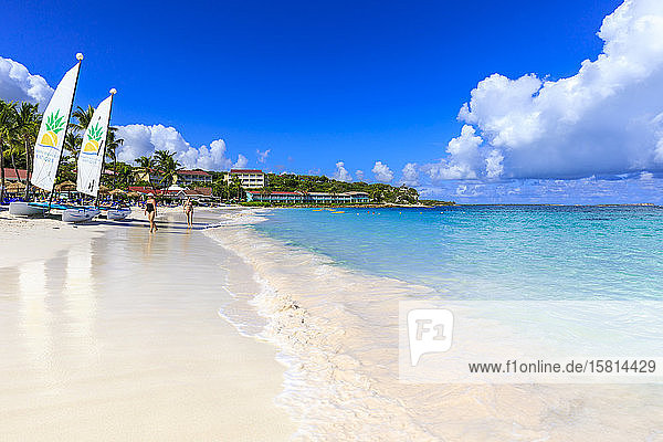 Long Bay Beach  schöner weißer Sand  türkisfarbenes Meer  Wassersport  Touristen  Antigua  Antigua und Barbuda  Leeward Islands  Westindische Inseln  Karibik  Mittelamerika