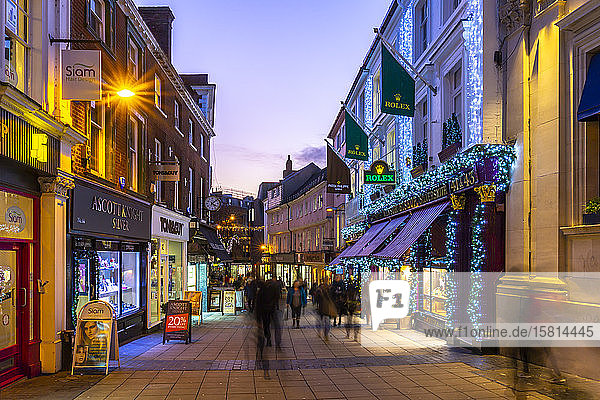 Blick auf die Geschäfte in der Bedford Street zu Weihnachten  Norwich  Norfolk  East Anglia  England  Vereinigtes Königreich  Europa