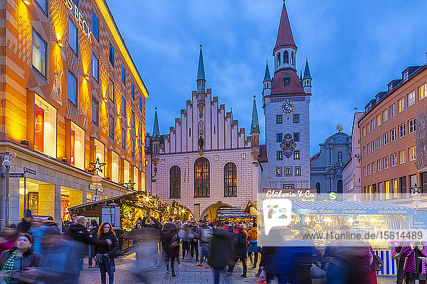 View of Old Town Hall and bustling Christmas Market in Marienplatz at dusk  Munich  Bavaria  Germany  Europe