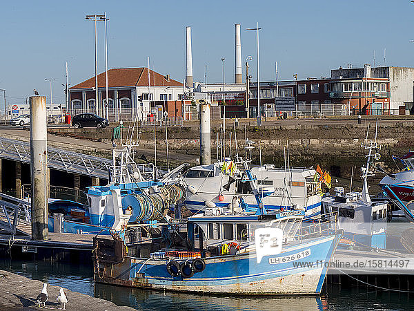 Hafengebiet von Le Havre mit Fischerbooten und den ikonischen Doppelschornsteinen  Le Havre  Normandie  Frankreich  Europa