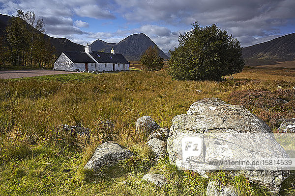 Black Rock Cottage und Buchaille Etive Mor im Rannoch Moor  Argyll und Bute  Schottland  Vereinigtes Königreich  Europa