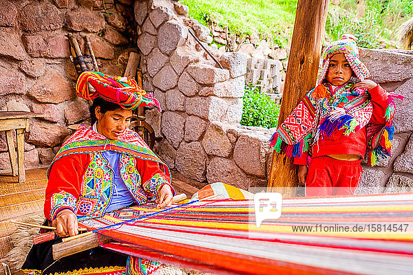 Quechua-Frau aus den Gemeinschaften Accha Huata  Bombom und Paucartambo bei der Arbeit an ihrem Webstuhl  Heiliges Tal  Peru  Südamerika
