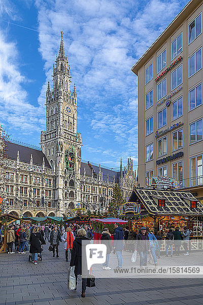 Blick auf den Uhrenturm des Neuen Rathauses und den Weihnachtsmarkt am Marienplatz  München  Bayern  Deutschland  Europa