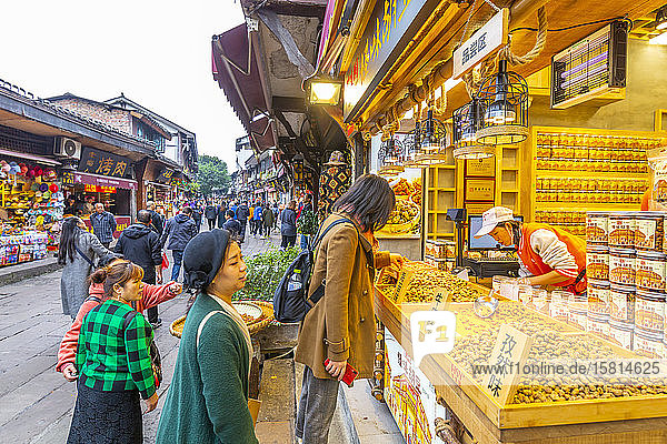 Belebte Einkaufsstraße und lokale Lebensmittel in der Altstadt von Ciqikou  Shapingba  Chongqing  China  Asien
