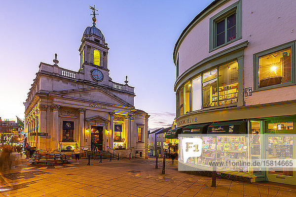 Blick auf Geschäfte in der London Street zu Weihnachten  Norwich  Norfolk  East Anglia  England  Vereinigtes Königreich  Europa