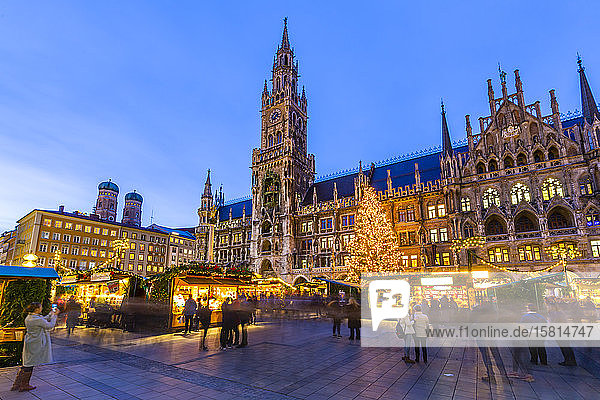 Blick auf den Weihnachtsmarkt am Marienplatz und das Neue Rathaus in der Abenddämmerung  München  Bayern  Deutschland  Europa