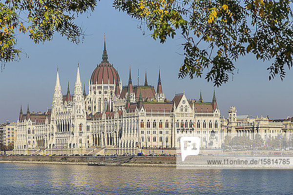 Das ungarische Parlamentsgebäude an der Donau im Herbst  UNESCO-Weltkulturerbe  Budapest  Ungarn  Europa