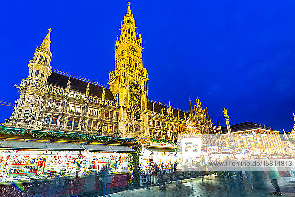 Blick auf den Weihnachtsmarkt am Marienplatz und das Neue Rathaus in der Abenddämmerung  München  Bayern  Deutschland  Europa