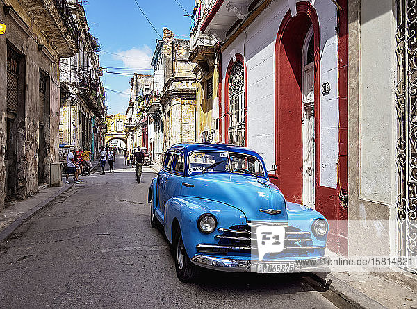 Vintage car in the street of La Habana Vieja  Havana  La Habana Province  Cuba  West Indies  Caribbean  Central America