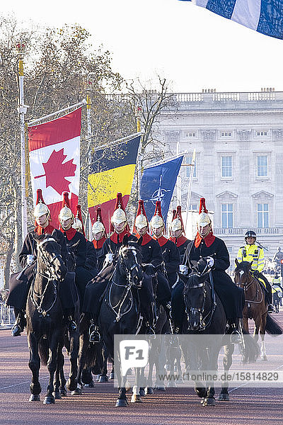 Gardisten des Blues and Royals Regiments der Queen's Life Guards reiten entlang der Mall vor dem Buckingham Palace  London  England  Vereinigtes Königreich  Europa