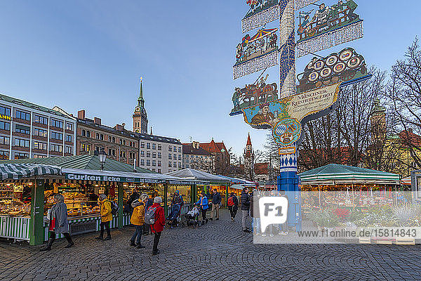 View of Viktualienmarkt at Christmas  Munich  Bavaria  Germany  Europe