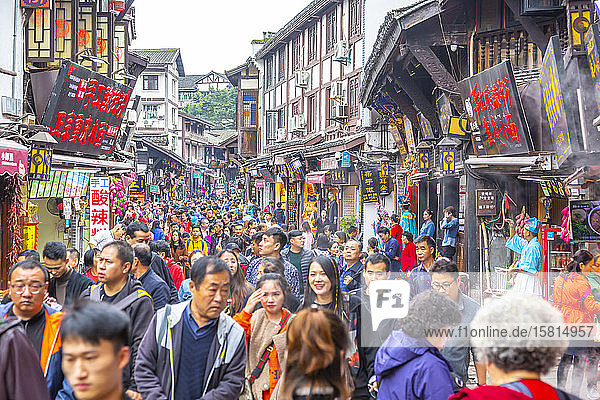Belebte Einkaufsstraße in der Altstadt von Ciqikou  Shapingba  Chongqing  China  Asien