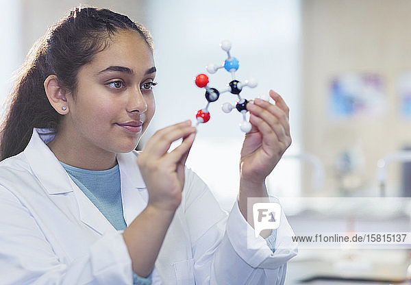 Neugierige Schülerin bei der Untersuchung der Molekularstruktur im Laborunterricht