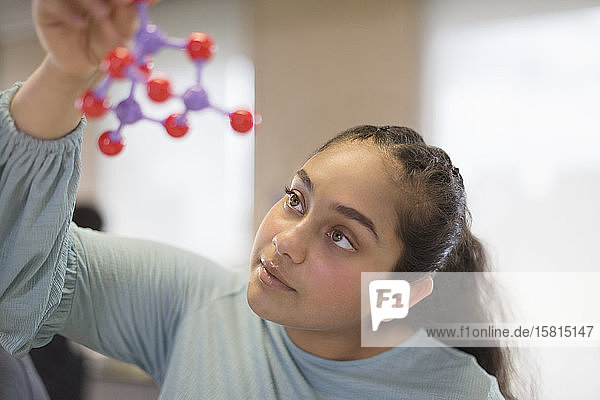 Neugierige Schülerin bei der Untersuchung der Molekularstruktur im Klassenzimmer