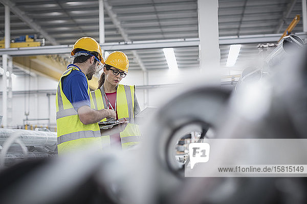 Arbeiter sprechen in der Fabrik