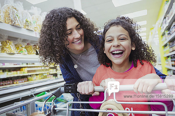 Portrait glückliche Mutter und Tochter beim Einkaufen im Supermarkt
