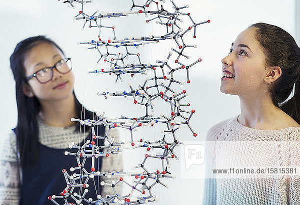 Neugierige Schülerin untersucht Molekularstruktur im Klassenzimmer
