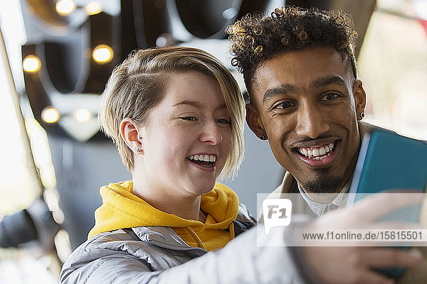 Lächelndes junges Paar nimmt Selfie mit Kamera-Handy