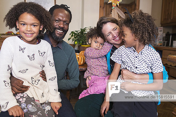 Porträt einer glücklichen multiethnischen Familie zu Hause
