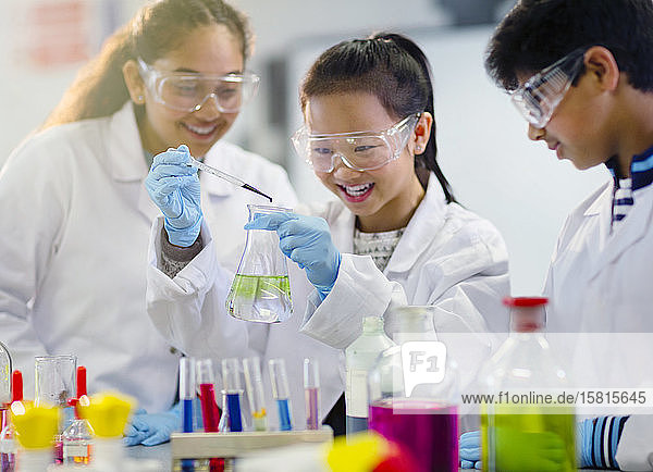 Studenten bei der Durchführung eines wissenschaftlichen Experiments in einem Laboratorium