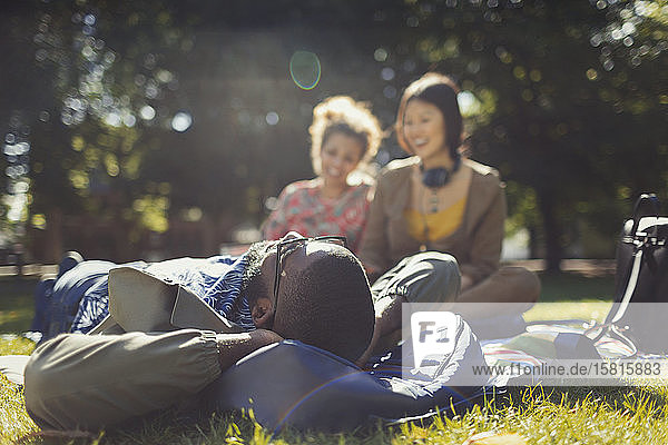 Junge Freunde entspannen sich im sonnigen Sommerpark