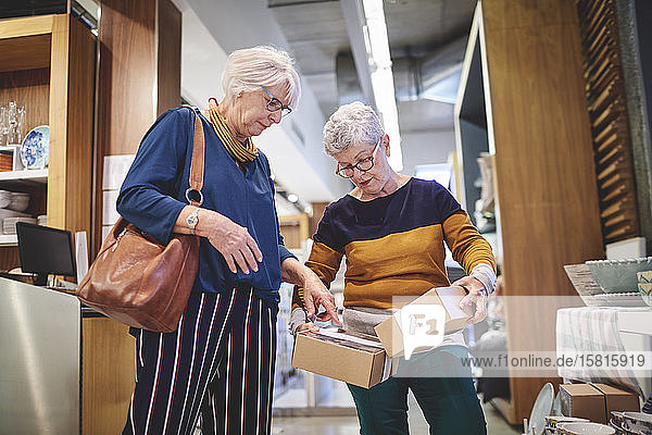 Ältere Frauen beim Einkaufen in einem Haushaltswarengeschäft